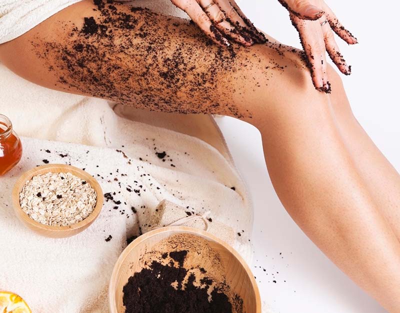 Tẩy tế bào chết da body trước khi wax